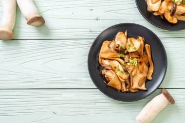 İstiridye soslu kızarmış kral istiridye mantarı. Sağlıklı, vejetaryen ya da vejetaryen yemek tarzı.