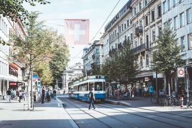 Zürih, İsviçre - 23 Ağustos 2018: Zürih Şehri, İsviçre kaldırımlarda insanlar yürüyüş yaparken bir tramvay merkezi Bahnhofstrasse sürücüler.