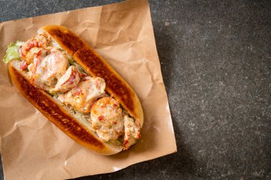 Ev yapımı ıstakoz rulo patates cipsi ile