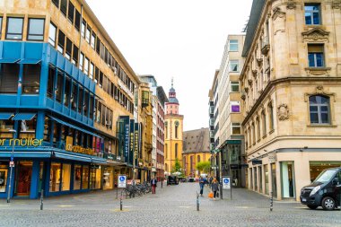 Frankfurt, Almanya - Eylül 3, 2018: insanlar Frankfurt alışveriş caddesi yürümeye Main, Almanya.