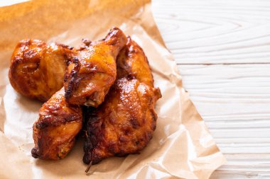 Masada ızgara ve ızgara tavuk.