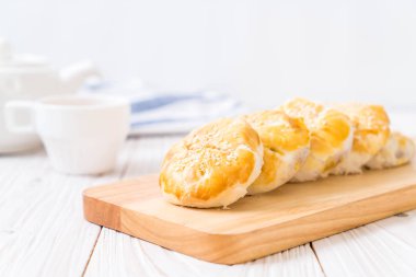 Asya tarzı ahşap zemin üzerine ev yapımı elma pasta