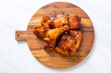 Masada ızgara ve ızgara tavuk.