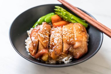 Teriyaki tavuk pilav kasesi - Asya gıda tarzı
