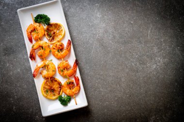 Limon - deniz ürünleri tarzı ile ızgara kaplan karides şiş