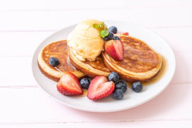 Yabanmersinli gözleme, çilek, bal ve vanilyalı dondurma.