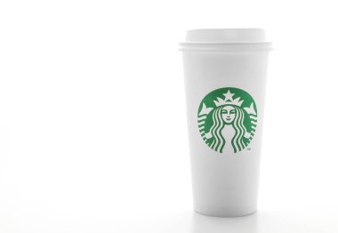 Bangkok, Tayland - 5 Haziran 2018: Beyaz kahve fincanı beyaz arka plan üzerinde izole Starbucks logosu ile. Starbucks dünyanın en büyük kahve evi 61 ülke içinde 20.000'den fazla mağaza ile mi.