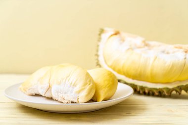 Ahşap zemin üzerinde taze Durian meyvesi