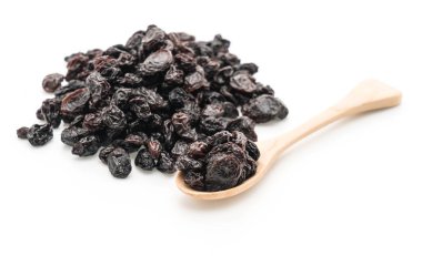 Beyaz arka planda siyah kuru üzüm