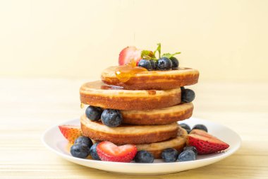 taze yaban mersini, taze çilek ve bal ile sufle gözleme