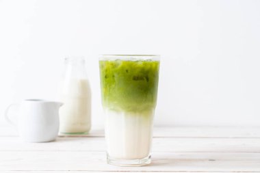 Buzlu kibrit yeşil sütlü latte.
