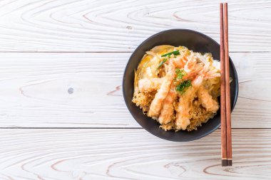kızarmış karides tempura üzerinde beyaz surat - Japon yemekleri stil tepesinde
