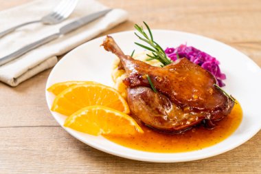 Portakal soslu biftek kızarmış ördek bacak