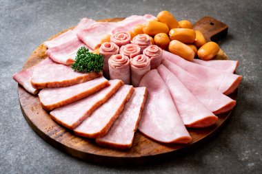pastırma, sosis, jambon füme ve barbekü pastırma ahşap tahta üzerinde