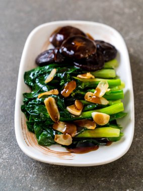 Sarımsaklı istiridye soslu kızarmış Hong Kong Kale heyecan