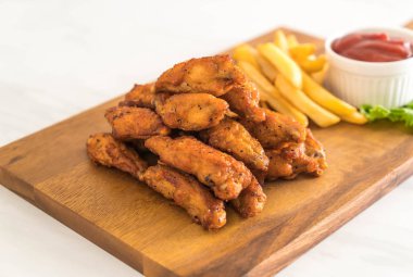 Soslu kızarmış tavuk kanadı.