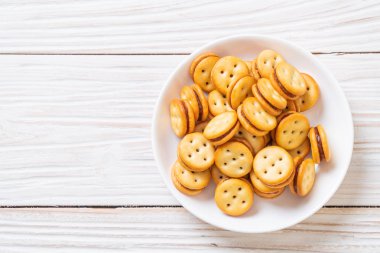 Hindistan cevizli bisküvi ve ananas reçeli.