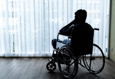 Boş odada Asya kıdemli hasta tekerlekli sandalye