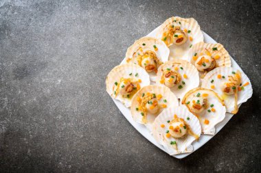 Kızarmış deniz tarağı, tereyağı ve sarımsak.