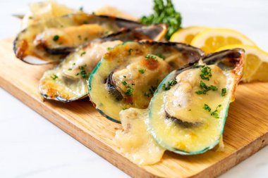 Peynirli taze midye.