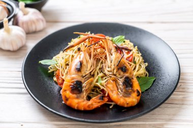 ızgara karides ve domates - İtalyan Füzyon gıda tarzı ile tavada kızartılmış spagetti