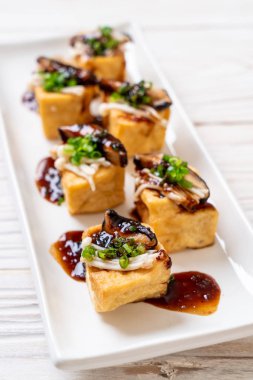Shitake Mantarlı ızgara Tofu ve Altın İğne Mantarı - sağlıklı, vejetaryen veya vejetaryen yemek tarzı