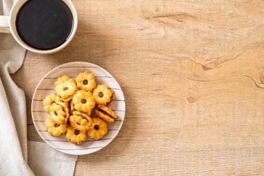 Hindistan cevizli bisküvi ve ananas reçeli.