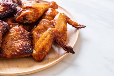 Masada ızgara ve ızgara tavuk.