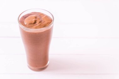 çikolata smoothies milkshake ahşap arka plan üzerinde