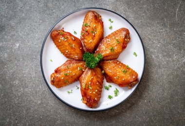 Beyaz susamlı ızgara tavuk kanadı.