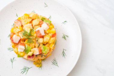 meyve salatası (elma, Mısır, papaya, ananas) - yengeç sopa ile karışık sağlıklı gıda tarzı