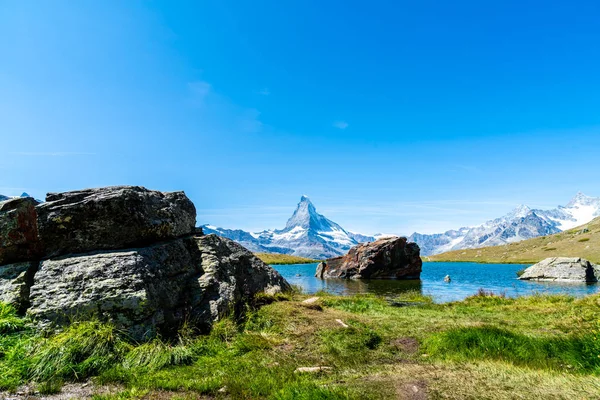 洛文兹 麦特洪与 Stellisee 湖在瑞士的策尔马特 — 图库照片