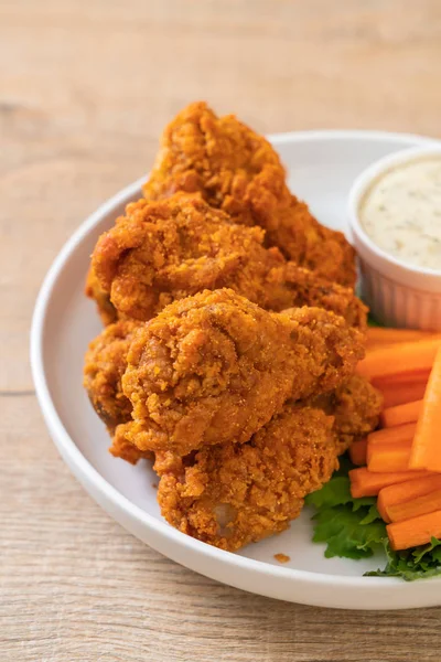 Asas Frango Picantes Fritas Com Legumes — Fotografia de Stock