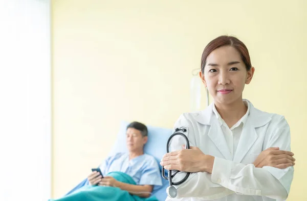 Asiatique Femme Médecin Tenant Stéthoscope Avec Patient Fond — Photo