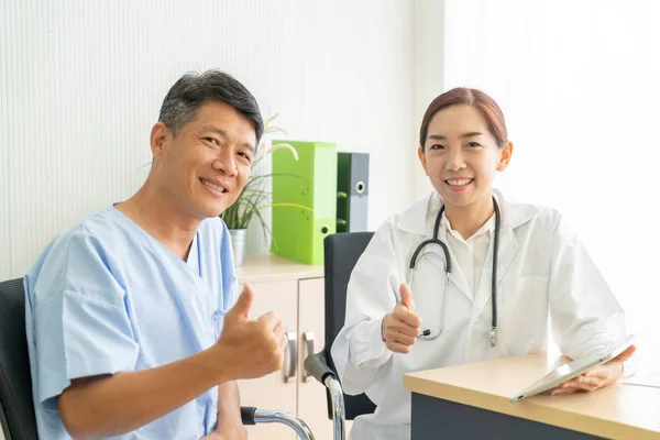Asijské Senior Pacienta Mají Konzultace Lékařem Kanceláři Selektivní Zaměření — Stock fotografie