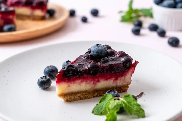 Kue Keju Blueberry Buatan Sendiri Dengan Latar Belakang Kayu — Stok Foto