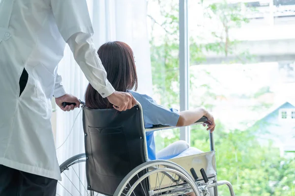 Asiatiska Kvinnlig Patient Rullstolen Med Överläkare — Stockfoto