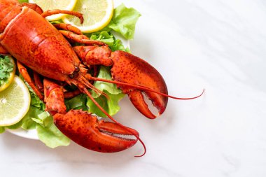 taze Haşlanmış istakoz sebze ve limon ile