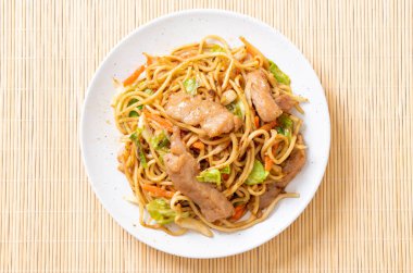 tavada kızartılmış yakisoba noodle pork - Asya gıda tarzı ile
