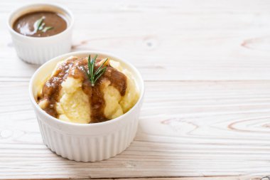 Ev yapımı soslu patates püresi.