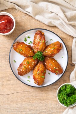 Beyaz susamlı ızgara tavuk kanadı.