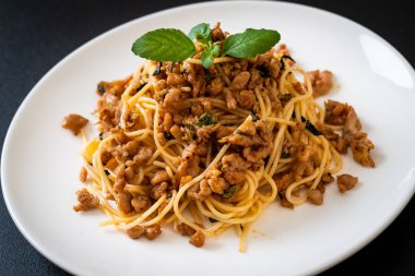 kıyılmış domuz eti ve fesleğen ile tavada kızartılmış acılı spagetti