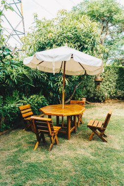 boş ahşap açık veranda masa ve sandalye dekorasyon ev bahçe