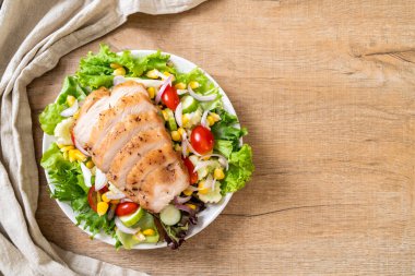 Tavuk göğsü - sağlıklı gıda tarzı ile sağlıklı salata kasesi