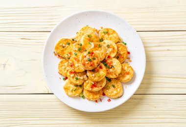 Sahanda yumurta yumuşak tofu sarımsak - sağlıklı, vegan ve sebze gıda tarzı