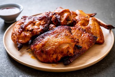 Masada ızgara ve ızgara tavuk.