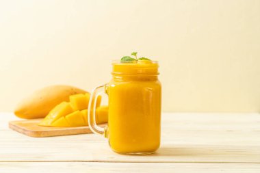 taze mango smoothies - sağlıklı yiyecek ve içecek konsepti