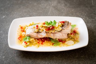 Kireç soyunma - orfoz balığı fileto Chili Lime Soslu buğulama Asya gıda tarzı