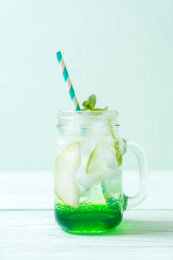 Yeşil elma soda ahşap masa üzerinde