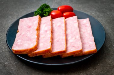 dilimlenmiş taze çiğ pastırma Barbekü